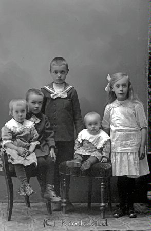 Klas Karlsson  Högbo  Kisa
godj
Klas Karlsson  Högbo  Kisa
Grupporträtt med fem barn

raja
�?ldsta pojken är Karl Axel Göte född 1910
Från vänster Anna Viola född 1917
Johan Ivar född 1914
Anders Tore född 1919
Hillevi Lovisa född 1912
Barn till Klas Axel Karlsson född 1876 i Kisa och Tekla Maria Karlsson född 1889 i Kisa.
Källa: Kyrkoarkiv Kisa 
Källa: Gerd Pettersson

Nyckelord: Karlsson Högbo