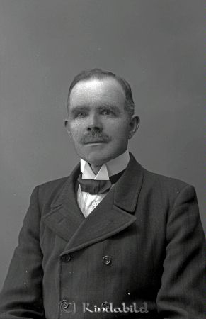 Hugo Gilbert  Kisa
godj
Hugo Gilbert  Kisa

raja
Hugo Svensson Gilbert född 1872 i Kestad Skaraborgs län, gift 1901, död 1952 i Lid Kv Trasten Kisa.
Källa: Sv dödbok 
Källa: Gerd Pettersson

Nyckelord: Hugo Gilbert