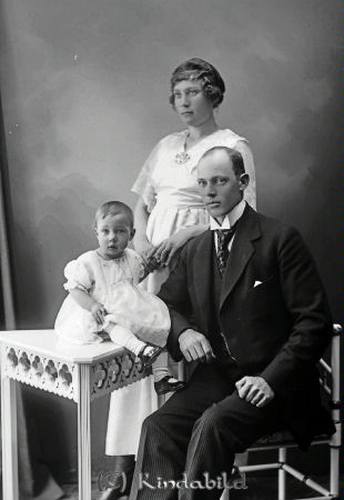 Hugo Drangel  Väsby  Horn
godj
Hugo Drangel  Väsby  Horn
Grupporträtt med en man en kcinna ett barn

raja
Hugo Drangel född 1890 i Horn och Maria Viktoria Gustafsson född 1891 i Blekinge med dotter May Viola född 1919 i Horn.
Källa: Kyrkoarkiv Horn 
Källa: Gerd Pettersson

Nyckelord: Drangel Väsby