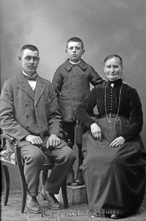 Axel Svensson Åshorfva  Horn
godj
Axel Svensson Åshorfva  Horn
Grupporträtt med en man en kvinna ett barn

raja
Johan Axel Svensson född 1870 i Kisa med hustru Alida född Isaksson med sonen
Artur född 1911, död 1945 i Åshorva Horn. 
Källa: Gerd Pettersson

Nyckelord: Svensson Åshorfva