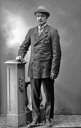 Alfred Andersson  Lindhylta Kisa
godj
Alfred Andersson  Lindhylta Kisa

raja
Gustav Alfred Andersson född 1873 i Kisa.
Flyttade till Ulrika 1918. Han var ogift Dog 1950 i Kisa
Källa: Kyrkoarkiv Kisa 
Källa: Gerd Pettersson

Nyckelord: Andersson Lindhylta
