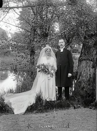 Per Sundin  Mörsil
godj
Per Sundin  Mörsil
Brudpar  Landskap

raja
Komminister Per Oskar Sundin född 1885 och från Mörsil i Jämtland och sjuksköterskan Tekla Maria Johansson född 1882 även hon från Mörsil. De vigdes 24 maj 1920 av Manneberg Kisa.
Källa: Vigselbok Kisa
Hon dog 1943 och han 1949 i �?ngermanland.
Källa: Sv dödbok 
Källa: Gerd Pettersson 

Nyckelord: Sundin Mörsil