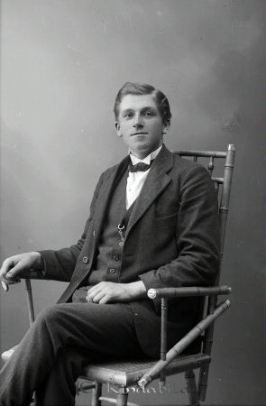 Ejnar Axelsson  Hallingsfall  Malexander
godj
Ejnar Axelsson  Hallingsfall  Malexander

raja
Einar Axelsson född 1897 i Malexander, son till Axel Magnusson och
Anna Vilhemina född Fält 1867 i Åsbo.
1940 bodde han med far och syster Ester Eugenia född 1905 i Sandstorp Malexander.
Källa: Folkräkning 1860-1947 
Källa: Gerd Pettersson

Nyckelord: Axelsson Hallingsfall
