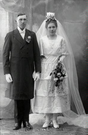 Ivar Boberg Lindhylta  Kisa
godj
Ivar Boberg Lindhylta  Kisa
Brudpar

raja
Karl Ivar Efraeim Boberg född 1894 i Kisa och Hildegard Adela Svensson från Hycklinge född 1901.
De arranderade Lindehylta 1920-22 och flyttade till Vårdnäs socken.
Källa: Kyrkoarkiv Kisa 
Källa: Gerd Pettersson 

Nyckelord: Boberg Lindhylta