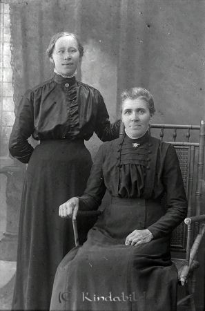 Alwa Ljung Bjärkeryd
godj
Alwa Ljung Bjärkeryd
Grupporträtt med två kvinnor

raja
Sittande är Alma Gustava Ljung född 1970 i Västra Eneby.
Hon var jungfru i Bjerkeryds Norrgård 1912-1925.
Han var ogift Död 1957 på ålderdomshemmet i Kisa.
Källa: Kyrkoarkiv Kisa 
Källa: Gerd Pettersson

Nyckelord: Ljung Bjärkeryd