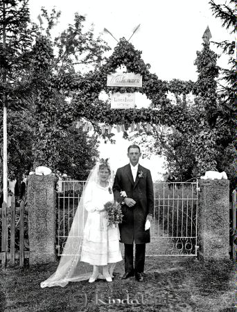 Brudparet Karlsson  Söderhult
godj
Brudparet Karlsson  Söderhult
Brubpar  �?report

raja
Brudparet jordbruksarb Frans Petrus Karlsson född 1888 och 
arrendatorsdotter Erin Jenny Maria Karlsson född 1900 båda från Söderhult. 
Källa: Gerd Pettersson

Nyckelord: Brudparet Karlsson