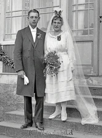 Brudparet Karlsson  Söderhult
godj
Brudparet Karlsson  Söderhult
Brudpar på trappan

raja
Frans Petrus Karlsson och Erin Jenny Maria Karlsson båda från Söderhult vigdes den 23 juni 1920 i Tidersrum 
Källa: Gerd Pettersson

Nyckelord: Brudparet Karlsson