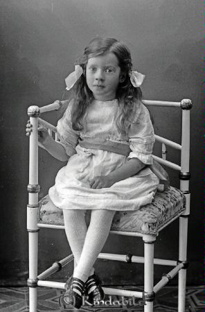 Karl Johansson  Hökhult  Tidersrum
godj
Karl Johansson  Hökhult  Tidersrum

raja
Greta Helga Lovisa född 1916, dotter till Karl Johansson född 1887 och Herta Helga Ottilia Larsson född 1888, båda Tidersrum,
Greta gifte sig 1943 med Karl Gunnar Bertil Svensson född 1909 i Svinhult. De fick en son Bertil född 1949.
Källa: Kyrkoarkiv Tidersrum
De bosatte sig i Hökhult
1921 föddes sonen Karl Olof Rikard.
1922 flyttade familjen till Loberg och 1926 till Grav.
Sonen Olle bodde kvar i Grav till sin död.
Olle var en trevlig och glad person hans skratt glömmer ingen!
Källa: Kyrkoarkiv Tidersrum 
Källa: Gerd Pettersson

Nyckelord: Johansson Hökhult