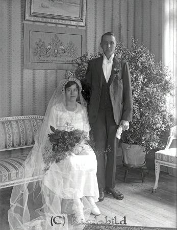 Alb  Samuelsson
godj
Alb  Samuelsson
Brudpar
Kullerstad
gepe
Karl Johan Albert Samuelsson född 1886-11-13 från Kulladal Mjellerum och tjänarinnan Karin Maria Elisabet Johansson född 1896.
Han kom från Mjellerums ägor Forså.
De fick en dotter Gulli Elisabet 1923. Familjen bodde i Kullerstad Mjellerum De bodde kvar 1950.
Källa: Vigselbok Kisa 
Nyckelord: Alb Samuelsson