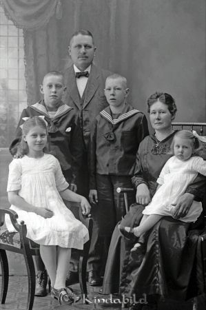Ivar Odén  Mjölsefall
godj
Ivar Odén  Mjölsefall
Grupporträtt med en man en kvinna och fyra barn

raja
Arrendator Ivar Joakim Odén född 1880 i Wist gift 1906 med hedvig Karolina Andersson med barnen
Torsten Gustav Edvard född 1907 i Vårdnäs
Erik Ivar född 1909 i Vårdnäs
Anna Karin Maria född 1911 i Kisa
Maja Lisa född 1917 i Kisa
Familjen i Mjölsefall 1911-1921. Avflyttade till �?tvid.
Källa: Svar 
Källa: Gerd Pettersson 

Nyckelord: Odén Mjölsefall