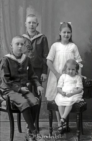 Ivar Odén  Mjölsefall
godj
Ivar Odén  Mjölsefall
Grupporträtt med fyra barn

raja
Barn till Ivar och Hedvig Odén; Torsten, Erik, Anna karin och Maja Lisa. 
Källa: Gerd Pettersson 

Nyckelord: Odén Mjölsefall