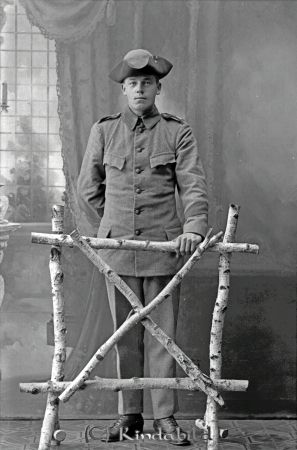 Oskar Adolfsson  Gölkullen
godj
Oskar Adolfsson  Gölkullen
Man  uniform
gepe
Oskar Adolfsson född 1899 i Västra Eneby, son till torparen Olaus Viktor Adolfsson och Anna Karolina Månsdotter.
Syskon till Oskar:
Axel Herman 1891-02-04
Hilda Rebecka 1893-05-17, död 1912
Haldor Emanuel 1896-03-14
Elsa Karolina 1901-08-17
Nanny Alida 1904-06-19
Oskar Efraim Adolfsson bodde kvar i Gölkullen hos föräldrarna 1940.
1944 var han gift med Astrid Dalia Ingeborg Johansson född 1918 i Malexander. De fick en son Bror Uno 1945. Familjen bodde då i Åliden Kisa.
Källa: Folkräkning 1860-1947 och 1950 

Nyckelord: Adolfsson Gölkullen