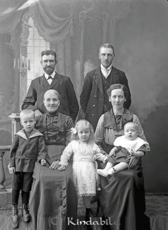 Karl Bore Lyggestorp
godj
Karl Bore Lyggestorp
Grupporträtt med två män två kvinnor tre barn

raja
Karl Bore f 1889 gift 1915 med Ester Andersson. Barn: Gustaf, Svea och Erik.
De äldre kan vara hans föräldrar Karl Johan Bore och hans hustru Hilma född Nilsson.
Källa: Sv gods och gårdar. 
Källa: Gerd Pettersson

Nyckelord: Bore Lyggestorp