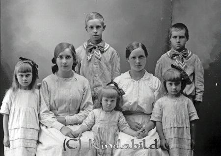 John Johansson  Harg
godj
John Johansson  Harg
Grupporträtt med 7 barn
gepe
Barn till torparen Johan Johansson och Ida Johanna Malm.
Maria Magdalena Mala Johansson 1901
Alma Margareta Elisabet 1906
Karl Erik Paul 1907
Axel Ivar Emanuel 1908
Dagny Ingegärd Virginia 1913
Hillevi Amardie Halime 1915
Ida Signhild Frideborg 1917
1921 föddes en flicka Ragnhild Elisabet Linnéa.
Familjen bodde i Smedstugan Harg.
Källa: Folkräkning 1860-1947 
Nyckelord: Johansson Harg