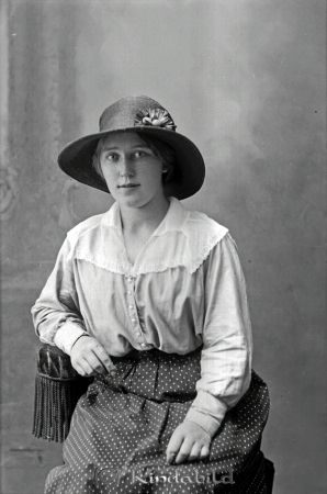 Karin Nilsson  Sörby  Oppeby
godj
Karin Nilsson  Sörby  Oppeby

raja
Karin Nilsson född 1902 i Jonstorp, Bennemåla, V.Eneby.
Se fotonr 8175 och 8489. 
Källa: Sune Holgersson
Nyckelord: Nilsson Sörby