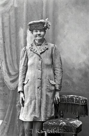 Maria Wetterhall  Bennemåla
godj
Maria Wetterhall  Bennemåla

raja
Maria Wetterhall född 14/8 1863 i Olstorp dotter till torparen Nils Gustav Nilsson och hans hustru Carolina Carlsdotter. Maria Nilsdotter gifte sig 1905 med Johan August Wetterhall i hans andra äktenskap, då hans första fru (som också hette Maria) hade avlidit. Den nya familjen bodde under åren 1908 - 1922 i �?vre Fus under Bennemåla. Källa: Manne Nilssons anteckningar om torpen under Bennemåla. 
 Källa: Sune Holgersson


Nyckelord: Wetterhall Bennemåla