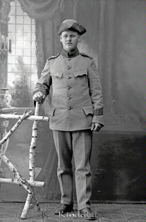 Nr 117 Träff  Kulspr.komp  I  IV  Malmslätt
godj
Nr 117 Träff  Kulspr.komp  I  IV  Malmslätt
Man i uniform
Nyckelord: 117 Träff