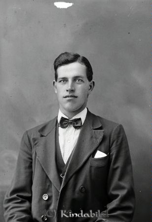 Karl Gustafsson  Axhult
godj
Karl Gustafsson  Axhult   
1918. Karl Gustafsson ("Kalle Bellman") 1894-1929. Bodde i Gäddefall under Axhult i Västra Eneby. Legendarisk skidåkare och orienterare. Tävlade för Kisa Skidklubb. Drunknade i sjön Juttern. "Mor Kristin" var hans mor. 
Nyckelord: Gustafsson Axhult