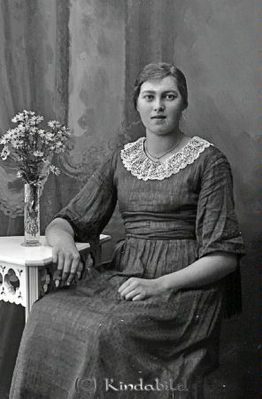 Ester Roth  Torsåkra  Horn
godj
Ester Roth  Torsåkra  Horn

raja
Ester Viola Roth född 1903 i Horn, dotter till Anders Fredrik Roth och Maria Sofia Johansdotter från Kölebo.
Syskon till Ester:
Elsa Augusta Axelina 1892
Karl Anders Hugo 1894
Anna Maria Emilia 1896
Signe Göta Elvira 1897
Erik Sigurd Joakim 1900
Gunny Serene 1905
Ester Roth gift 1921 med Gustaf Vilhelm Set Hansson
1950 bodde de i Kvarnstugan Föllingsö Kisa.
Källa: Folkräkning 1860-1947 
Källa: Gerd Pettersson

Nyckelord: Roth Torsåkra