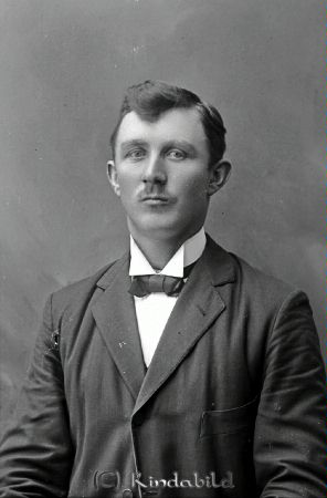 Ivar Andersson  Svärdsvik Malexander
godj
Ivar Andersson  Svärdsvik  Malexander

raja
Karl Gustav Ivar Andersson född 1892 i Ulrika. han gifte sig med Hulda Elisabet Svensson född 1901 i Malexander.
De hade en fosterson Karl Arne född 1931.
Källa: Folkräkning 1940
Källa: Gerd Pettersson

Nyckelord: Andersson Svärdslid