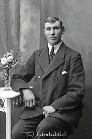A Pettersson  Ugglebo  Malexander
godj
A Pettersson  Ugglebo  Malexander

raja
Johan Aldor Bernhard Pettersson född 1896 i Malexander, son till Gustaf Edvard Pettersson och Augusta Sofa Jonsdotter född 1879 i Malexander.
Han var gift med Berta Viktoria född Karlsson 1907 i Säby.
De fick två söner Sture och Börje. 1940 bodde de i Ormsjötorp Malexander.
Källa: Folkräkning 1860-1947 och 1940 
Källa: Gerd Pettersson

Nyckelord: Pettersson Ugglebo
