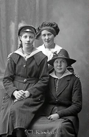 Hanna Johansson  Ingshult  Oppeby
godj
Hanna Johansson  Ingshult  Oppeby
Grupporträtt med tre kvinnor
Nyckelord: Johansson Ingshult