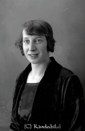 Edstrand  Hotellet
godj
Edstrand  Hotellet

raja
Detta bör vara min moster, Hanna Edstrand.
Hanna var syster till min mor Margareta Nilsson, född Edstrand.
Hanna och Margareta var döttrar till Alfrida Blixt, född Alf. Hon var gift med Viktor Edstrand. Efter hans bortgång gifte hon om sig med Karl Blixt.
Staffan Edstrand, systerson till Hanna. 
Källa: Staffan Edstrand

Nyckelord: Edstrand Hotellet