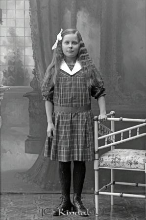 Annie Andersson  Verfveln
godj
Annie Andersson  Verfveln
Astrid LINN�?A Andersson. Född 1909-12-26 i Broddebo, Gärdserum. Död 1986-10-28 i �?tvid. Gift 1932-04-02 med JOHN Axel Vilhelm Andersson. Född 1909-02-07 i Broddebo. Död 1995-10-20 i �?tvid. Syster till Hugo (se nr 10322).
Källa: Broddebo - historien om en by och Linnéas son Janne Tykö, Helsingborg.
Nyckelord: Andersson Verfveln