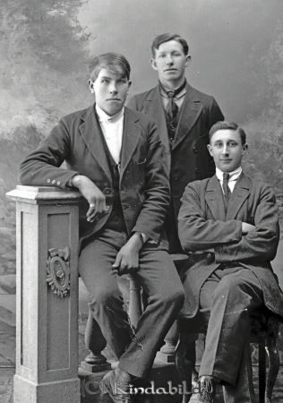 Ture Andersson  Karlstorp  Flytthem  Horn
godj
Ture Andersson  Karlstorp  Flytthem  Horn
Grupporträtt med tre män

raja
Ture Konstantin Andersson född 1898 i Tjärstad är en av dem.
Han var son till Anders Johan Andersson och Hulda Sofia Gustafsdotter.
De hade många barn och det kan vara hans bröder? 
Källa: Gerd Pettersson

Nyckelord: Andersson Karlstorp