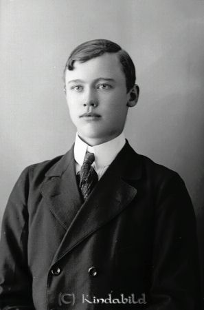 Uno Eld  Hofby
godj
Uno Eld  Hofby

raja
Uno var son till hamnfogden Filip Eld med hustru Helena. �?vriga barn i familjen var Allis, Olle, född 1905, Vera, Martin, Margit, Kalle Ellen och Greta. De bodde i huset uppe på kullen vid Råsöbro. 
Källa: Gerd Pettersson

Nyckelord: Eld Hofby