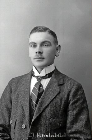John Johansson  Kulltorp  Verfveln
godj
John Johansson  Kulltorp  Verfveln

raja
John Fredrik Johansson född 1897 i Tidersrum, son till byggmästare Johan Fredrik Johansson Kulltorp Verveln,
Han var byggmästare som sin far, gift med Sigrid Ingegerd född Gustafsson 1896 i Södra Vi.
Källa: Folkräkning 1900 och 1950 
Källa: Gerd Pettersson

Nyckelord: Johansson Kulltorp