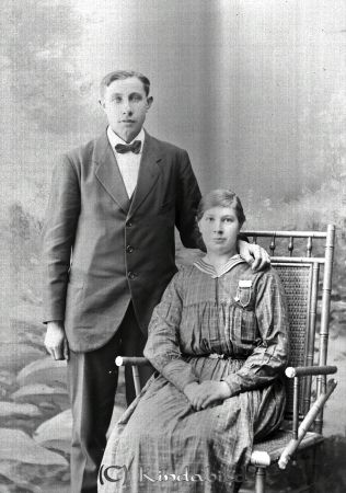 Holsten Tidlund  Näset  Verfveln
godj
Holsten Tidlund  Näset  Verfveln
Grupporträtt med en man och en kvinna
gepe
Holsten Tidlund och Nannie Sofia Karlsson. Bodde i Rosenvilla Krutebo 1921-26.
Källa: SVAR

Nyckelord: Tidlund Näset
