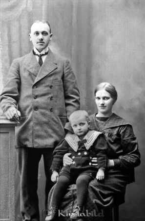 Axel Lindqvist  Örsebo  Björkhult
godj
Axel Lindqvist  Örsebo  Björkhult
Grupporträtt med en man en kvinna ett barn

raja
Axel Emil Lindqvist född 1893 i Örsebo Södra Vi med hustru Iris Annie Svensson född 1896 i Västra Eneby.
Sonen Axel Göte född 1918 i Åstorp Södra Vi.
Källa: Vigselbok Södra Vi och Sv dödbok 
Källa: Gerd Pettersson

Nyckelord: Axel Lindqvist Örsebo Björkhult