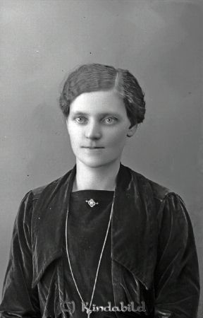 Elin Alf  Knallarp  Tidersrum
godj
Elin Alf  Knallarp  Tidersrum

raja
Elin föddes den 28 januari 1894 in Österhult Norra-Vi. Hon var nummer fem i en syskonskara på nio syskon. Hennes far var Carl Johan Nilsson Alf född 1863-01-11 i Kärrstugan/Gerarp Tidersrum. Modern var Maria Charlotta Persdotter född 1859-02-15 i Oppeby. Karl Johan ALF var torpare och knekt. Han dog 1931-04-06. Charlotta Alf dog 1946-07-11 på ålderdomshemmet i Tidersrum. Elin Alf var gift med lantbrukaren Martin Karlsson, född 1891-05-12, Hycklinge. Då Elin blev änka, 1964-11-15, flyttade hon först till Lindesborg, Hycklinge, och därefter till ålderdomshemmet i Horn.Hon avled 1989-02-21. Inga barn.
Staffan Edstrand. Elin var min mormors syster. 
Källa: Staffan Edstrand

Nyckelord: Alf Knallarp