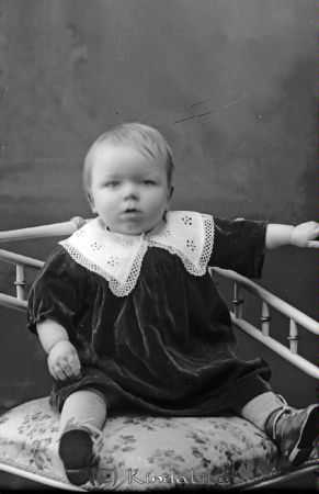 Gunnar Andersson  Hemgården  Kisa
godj
Gunnar Andersson  Hemgården  Kisa

raja
Gunnar Fredrik Andersson född 1920 i Kisa, son till järnhandlaren
 Axel Fredrik Andersson född 1887 i Kisa och Rut Elisabet född Nylund från Stockholm.
 Barn: Kurt Axel född 1914 i Kisa
 Birgitta Elisabet född 1917 i Kisa
 Gunnar Fredrik född 1920 i Kisa
 Axel Fredrik Andersson var son till järnhandlaren Frans Oskar Andersson Hemgården Kisa.
 Gunnar Fredrik Andersson antog namnet Wirgenius.
 Källa: Kyrkoarkiv Kisa och Folkräkning 1970 
Källa: Gerd Pettersson 

Nyckelord: Andersson Hemgården