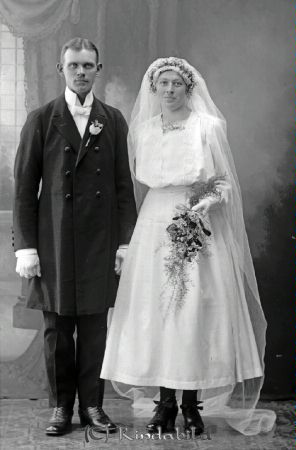 Carl Sjöstrand  Vägstorp  Ulrika
godj
Carl Sjöstrand  Vägstorp  Ulrika
Brudpar

raja
Karl Erik Sjöstrand född 1894 och Inga Katarina Eriksson från Näs, Karlsnäs född 1894. 
Källa: Gerd Pettersson

Nyckelord: Sjöstrand Vägstorp