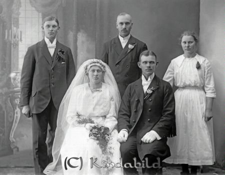 Carl Sjöstrand  Vägstorp  Ulrika
godj
Carl Sjöstrand  Vägstorp  Ulrika
Brudpar + 3 gäster

raja
Karl Erik Sjöstrand Vägstorp Ulrika född 1894 i Malexander, död 1986 i Linköping och Inga Katarina Eriksson från Näs Karlsnäs, Kisa. född 1894, död 1964 i Gistad. Källa: SVAR
Familjen hade ett litet lantbruk i Kyrketorp, Gistad. 
Källa: Gerd Pettersson


Nyckelord: Sjöstrand Vägstorp