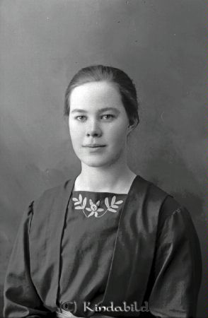 Adina Karlsson  Svenningeby  N Vi
godj
Adina Karlsson  Svenningeby  N Vi

raja
Adina Karlsson född 1903 i Asby, dotter till Gustaf Adolf Karlsson född 1876 i Sund och Ida Matilda född 1874 i Sund.
Brodern till Adina hette Filip född 1913 i Norra Vi.
Källa: Folkräkning 1950 och 1960
Adina var bl a söndagsskollärare i Svenningeby.
1950 och 1960 bodde hon kvar i Svenningeby. 
Källa: Gerd Pettersson

Nyckelord: Karlsson Svenningeby