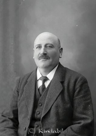 C A Andersson  Kisa
godj
C A Andersson  Kisa

raja
Direktör Carl Alfred Johansson gift 1903 med Kristina Maria född Jonsson 
Barn; Linnéa, Alice, Erik, Curt, Barbro, Bertil och Per-Åke.
Carl Alfred Andersson var son till Johannes Svensson och Emma född Johansson
Källa: Sv Bebyggelse. 
Källa: Gerd Pettersson

Nyckelord: C A Andersson