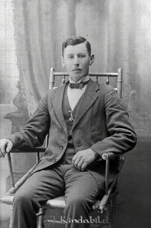 Josef Gustafsson  Berga  Slätmon
godj
Josef Gustafsson  Berga  Slätmon

raja
Karl Josef Gustafsson född 1895 i Västra Eneby, son till Anders Gustaf Gustafsson från Malma Södergård Västra Eneby och Kristina Karlsdotter född 1864 i KIsa. 
Josef var dräng i Berga och i Väsby Mellangård.
1940 bodde han i Ålderdomshemmet Hovby
Källa: Folkräkning 1860-1947 och 1950 
Källa: Gerd Pettersson

Nyckelord: Gustafsson Berga