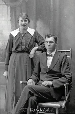 Svea Axén  Mejeriet  Oppeby
godj
Svea Axén  Mejeriet  Oppeby
Grupporträtt med en man och en kvinna

raja
Svea Axelina Axén född 1902 i Flisby, dotter till statdrängen Karl Georg Axén född 1879 i Eksjö och Josefina Hultqvist född 1866 i Berga Kronobergs län.
I familjen fanns sonen John Gustaf Leander Axén född 1897 i Tånnö och två pojkar Karl Robert Valter född 1906 i Marbäck och Axel Georg född 1908 i Marbäck.
Källa: Oppeby kyrkoarkiv
Källa: Gerd Pettersson

Nyckelord: Axén Mejeriet