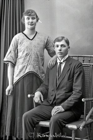 Bengt Fast  Nyängen  Verfveln
godj
Bengt Fast  Nyängen  Verfveln
Grupporträtt med en man och en kvinna

raja
Bengt Oskar Fast född 1898 i Hagstugan Rödjeholm Tidersrum.
Han var gift 1925 med Helga Maria född Johansson 1904 i Tidersrum.
De bosatte sig I Söderhult.
Barn: Göta Maria född 1923
Torsten Sigvard född 1926.
Källa. Folkräkning 1860-1947 
Källa: Gerd Pettersson


Nyckelord: Fast Nyängen