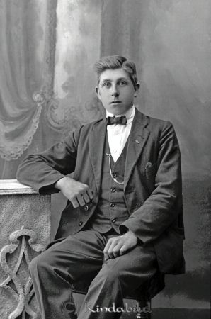 Valter Jonsson  Sundsek  Björkfors
godj
Valter Jonsson  Sundsek  Björkfors

raja
Valter Folke Jonsson född 1900 i Oppeby. Han var gift 1934 med Alice Hillevi Viktoria född 1911 i Kisa.
 Dotter Solveig född 1938 i Sundsek Oppeby. 1960 arbetade dottern på Lindgårdens Cafe, Hon gifte sig med Roland Fors.
 Omkring 1950 flyttade Valter Jonsson till Övre Ryda.
 Källa: Folkräkning 1860-1847 och Folkräkning 1960 och Studiegruppen hembygdsgården 
Nyckelord: Jonsson Sundsek
