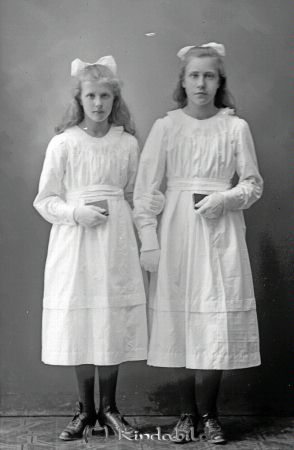 G O Svensson  Gölingstorp
godj
G O Svensson  Gölingstorp
Grupporträtt med två kvinnor

raja
Kan vara Anna och Naemi Svensson född 1907 resp 1908.
Källa: Sv Gods och gårdar 
Källa: Gerd Pettersson

Nyckelord: Svensson Gölingstorp