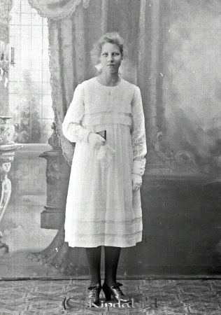 Sigrid Bröthlin  Hägna  Kölefors
godj
Sigrid Bröthlin  Hägna  Kölefors

raja
Sigrid född 1906, dotter till änkefru Hulda Brötlin. 
Sigrid Bröthlin född 1906 i Västra Eneby, dotter till Nils Melcher Bröthlin Hägna och hans maka Hulda Karolina Andersdotter.
 Hon var gift 1930 med Axel Gillis Andersson född 1904 i Västra Eneby.
 De besatte sig i Torps Frälsegård.
 Källa: Folkräkning 1860-1947 
Källa: Gerd Pettersson 

Nyckelord: Bröthlin Hägna