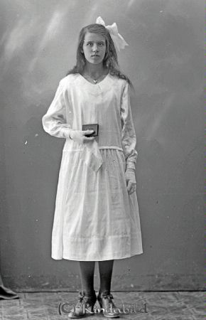 Dagmar Andersson  Fagerhult
godj
Dagmar Andersson  Fagerhult

raja
Dotter till Isak Alfred Andersson född 1870 gift 1899 med Gerda Karolina Vesterberg född 1878.
Barn; Göta, Holger, Viola, Adele, Dagmar, Folke, Astrid, Alva, Tore, Tejna, �?lvar och Eivor.
Källa: Sv gods och gårdar.
Barnen åtminstone en del av dem tog sig namnet Anebreid 
Källa: Gerd Pettersson
Nyckelord: Andersson Fagerhult