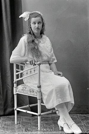 Märta Holm  Oppeby
godj
Märta Holm  Oppeby

raja
Märta Holm född 1907 i Kättilstad, dotter till klockaren och folkskolläraren Arvid Holm, född 1880 i Djursdala och hans hustru Alma Kristina född Gullqvist 1882 i Kättilstad.
Syskon till Märta:
Gunnar född 1909
Allan född 1913
Ingrid född 1923
Källa: Folkräkning 1860-1947 
Källa: Gerd Pettersson

Nyckelord: Holm Oppeby