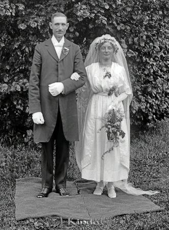 Karl Gustafsson  Jonsbo
godj
Karl Gustafsson  Jonsbo
Brudpar

raja
Karl-Gustav Gustafsson Jonsbo Horn f. 1879 11 04 död 1943 och
Signe född Svensson 1886 i Revantorp, Kisa, död 1969 i Horn.
Fotot taget i samband med vigseln 1921 vid Rute i Kisa.
Barn: Harry f. 1922, Runar f. 1923, Evert f. 1924.

Källa: Sune Holgersson (Everet Gustafsson, Jonsbo, Horn) 
Nyckelord: Gustafsson Jonsbo