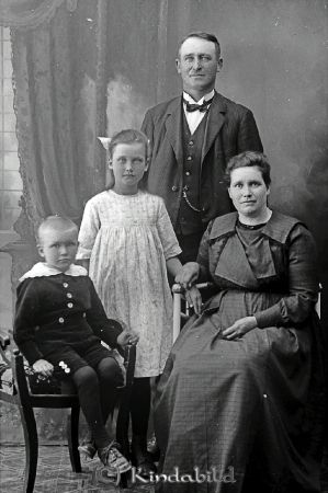 Hilmer  Svensson  Äleby  Horn
godj
Hilmer  Svensson  Äleby  Horn
Grupporträtt med en man en kvinna och två barn

raja
Johan August Hilmer Svensson född 1882 i Vena Kalmar län med hustru Jenny Ingeborg föff 1887 i Södra Vi.
Barn: Margit Ingeborg Maria född 1912 i Horn och Sven Adolf Ingemar född 1917 i Horn.
Källa: Kyrkoarkiv Horn 
Källa: Gerd Pettersson 

Nyckelord: Svensson Äleby