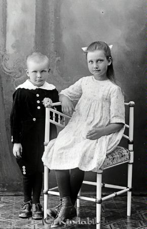 Hilmer  Svensson  Äleby  Horn
godj
Hilmer  Svensson  Äleby  Horn
Grupporträtt med två barn

raja
Sven Adolf Ingemar född 1917 och Margit Ingeborg Maria född 1912 i Horn, barn till Hilmer och Jenny Svensson. 
Källa: Gerd Pettersson 

Nyckelord: Svensson Äleby